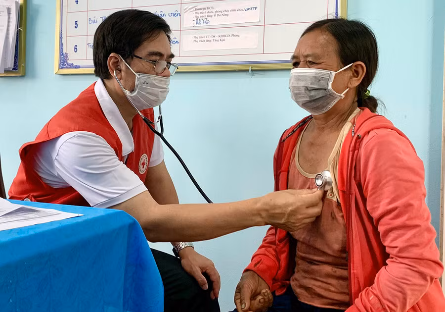  Trong Tháng Nhân đạo sẽ tăng cường các hoạt động chăm sóc sức khỏe nhân dân, chung tay tuyên truyền phòng-chống dịch bệnh. Ảnh: Như Nguyện