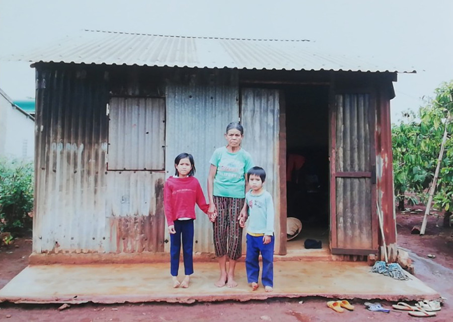  Bà Amyoch cùng 2 cháu nội. Ảnh: Lệ Hằng