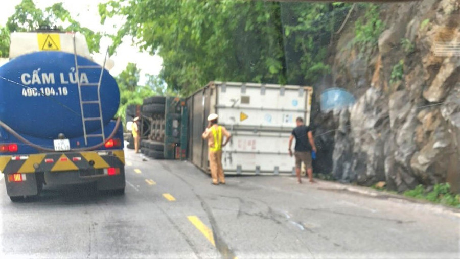 CSGT xử lý hiện trường vụ xe lật. ẢNH: T.DƯƠNG