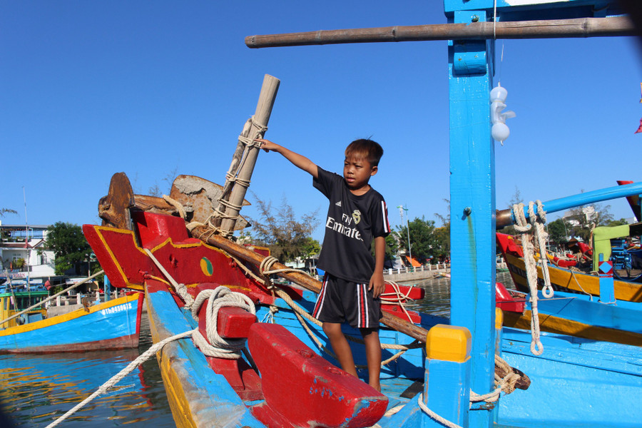 Trường chỉ tay về hướng ra khơi hôm nay. ẢNH: QUANG VIÊN