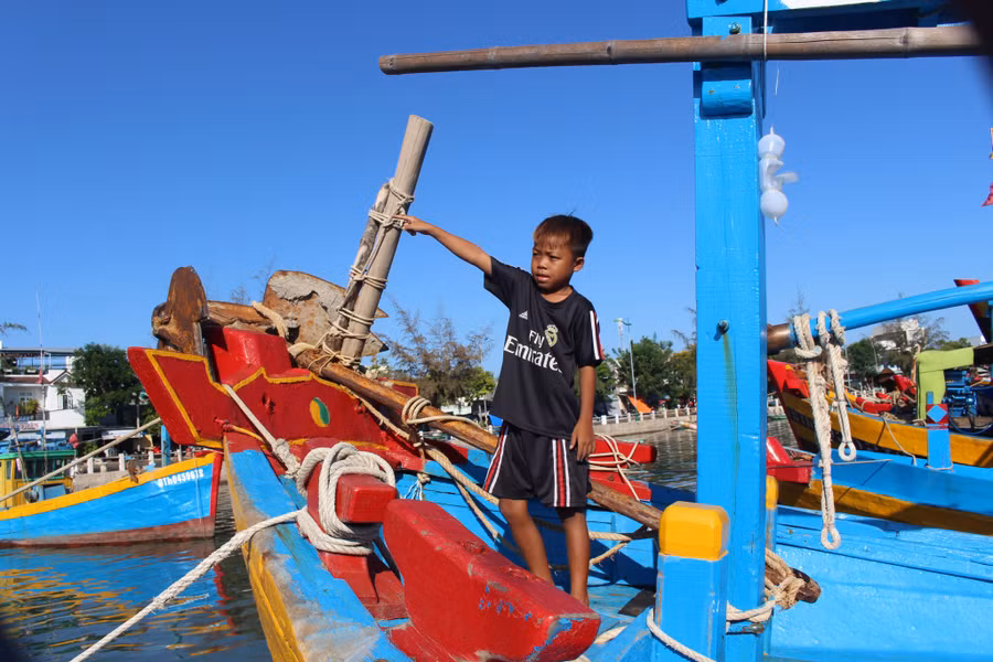 Trường chỉ tay về hướng ra khơi hôm nay. ẢNH: QUANG VIÊN