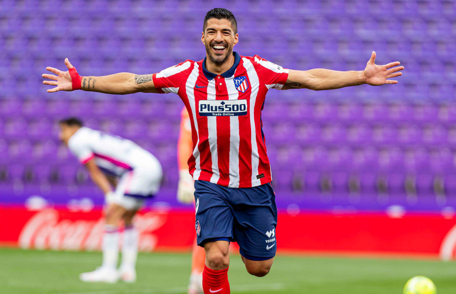 Luis Suarez tiếp tục ghi dấu ấn cho Atletico Madrid với bàn ấn định chiến thắng 2-1 trước Real Valladolid. Ảnh: AFP