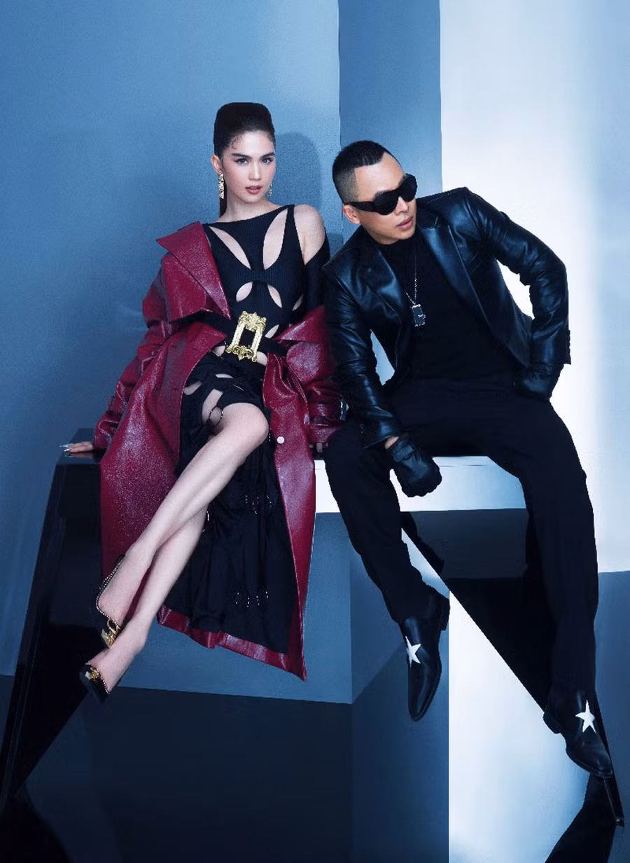 Mới đây, nhân dịp 17 năm đồng hành, Ngọc Trinh đã đăng tải hình ảnh của hai người cùng lời chia sẻ: 