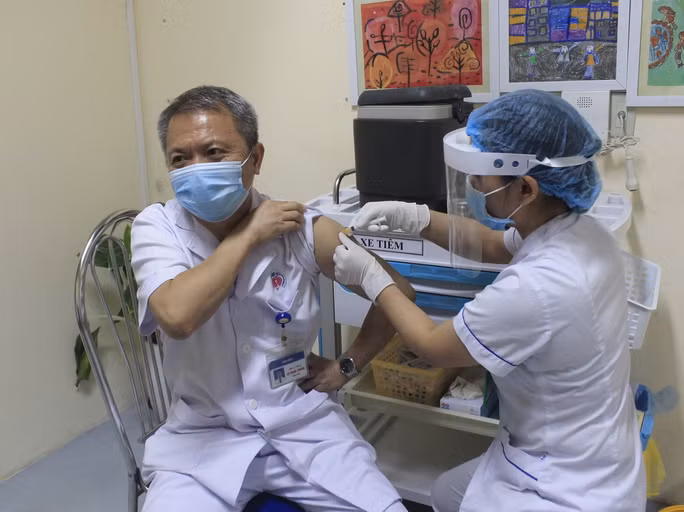 Tiêm vắc-xin cho nhân viên y tế tại Bệnh viện E Trung ương