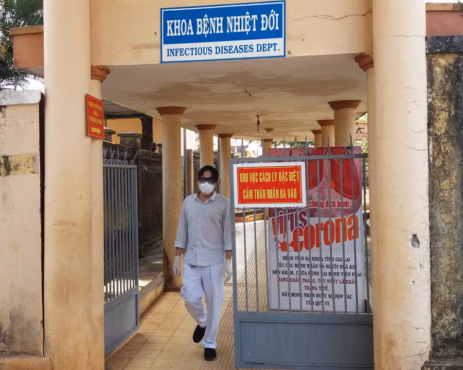 Hiện bệnh nhân 6601đã được chuyển về Khoa Bệnh nhiệt đới- Bệnh viện Đa khoa tỉnh Gia Lai để cách ly điều trị. Ảnh: Như Nguyện