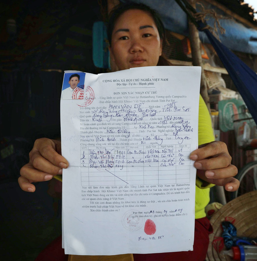Không giấy tờ tùy thân, những Việt kiều này được cấp một tờ giấy xin xác nhận cư trú do Tổng lãnh sự quán VN tại Campuchia cấp để về nước. ẢNH: NGỌC DƯƠNG