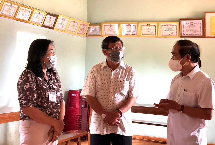  Đồng chí Võ Ngọc Thành-Chủ tịch UBND tỉnh, Phó Chủ tịch Ủy ban bầu cử tỉnh, Trưởng đoàn kiểm tra số 3 kiểm tra công tác triển khai bầu cử tại tổ bầu cử số 2 (xã Ia Nhin). Ảnh Lê Hòa