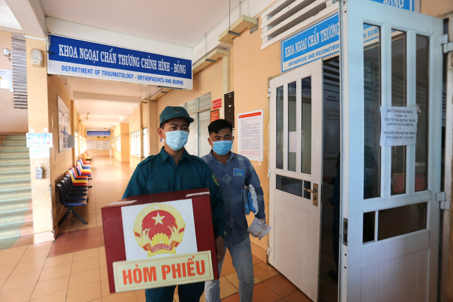 Tổ bầu cử số 5 (phường Phù Đổng, TP. Pleiku) mang thùng phiếu phụ đến các khoa, phòng tại Bệnh viện Đa khoa tỉnh. Ảnh: Văn Ngọc Tổ bầu cử số 5 phường Phù Đổng mang thùng phiếu phụ đến các Khoa, Phòng tại Bệnh viện Đa khoa tỉnh. Ảnh: Văn Ngọc