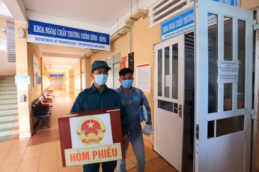 Tổ bầu cử số 5 phường Phù Đổng mang thùng phiếu phụ đến các Khoa, Phòng tại Bệnh viện Đa khoa tỉnh. Ảnh: Văn Ngọc