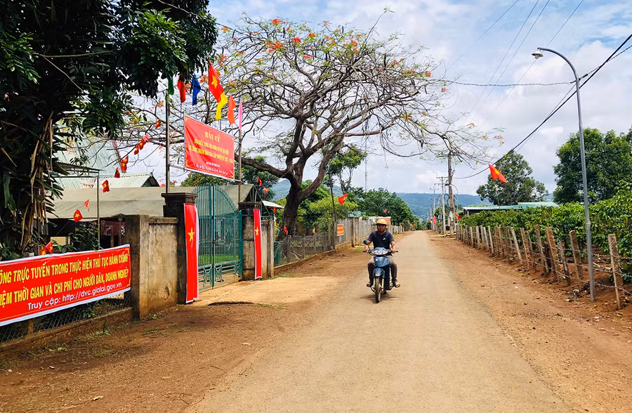  Nhờ sự chung sức của người dân, những con đường ở làng Bẹk (xã Ia Bă, huyện Ia Grai) trở nên sạch đẹp hơn. Ảnh: Phan Lài