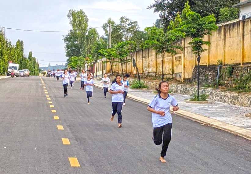 Các VĐV thi đấu tại Giải Việt dã Trường THPT Lương Thế Vinh (huyện Kbang). Ảnh: Thiên Di