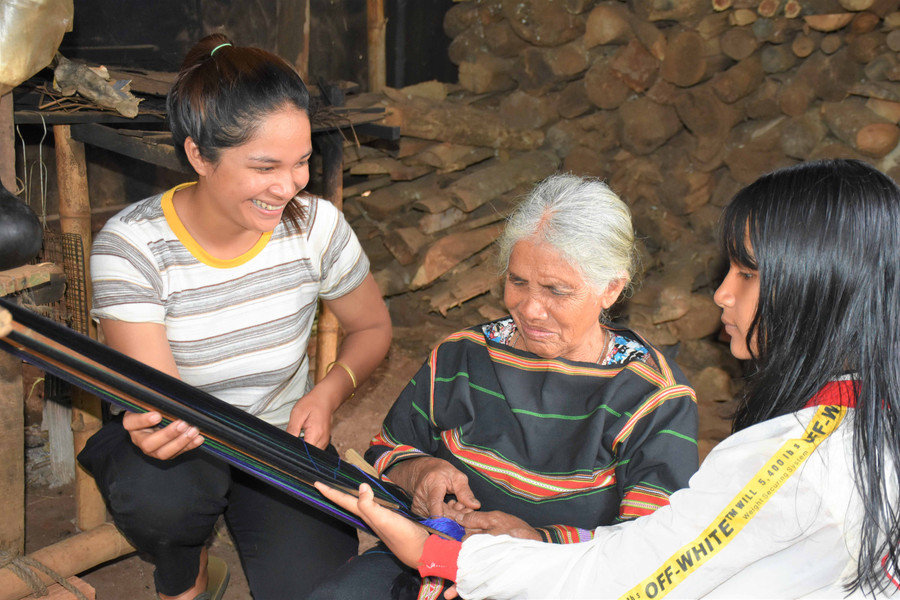 Bà H’Blach (90 tuổi, làng Chuet Ngol, xã Chư Á) phấn khởi vì thế hệ con cháu mình đều theo học nghề dệt. Ảnh Trần Dung 