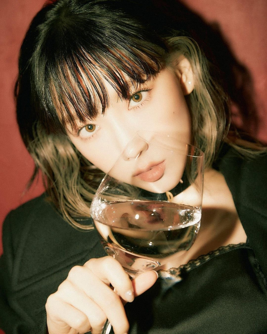 Taeyeon còn được ngưỡng mộ với gương mặt ngày càng trẻ trung mặc cho đã 32 tuổi. Thậm chí, khán giả còn nhận xét Taeyeon dường như đang “lão hóa ngược” vì trông hồn nhiên và đáng yêu không khác gì thuở mới ra mắt cùng SNSD gần 14 năm trước. ẢNH: INSTAGRAM NV