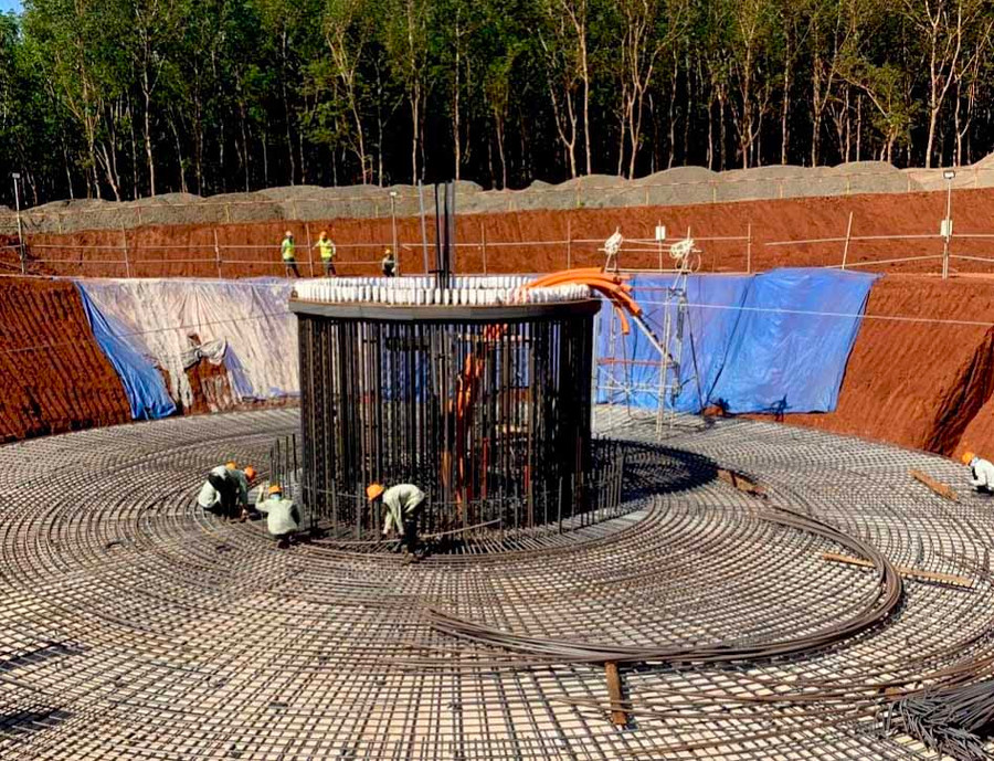 Đổ bê tông móng trụ tua bin điện gió Nhà máy Điện gió phát triển Miền núi (huyện Chư Prông). Ảnh: Hà Duy