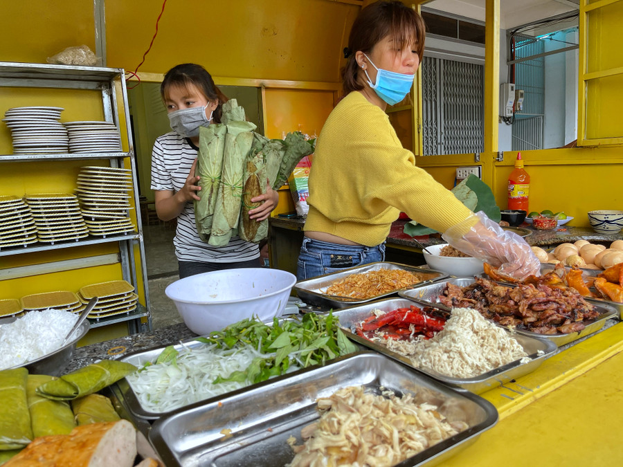 Từng bó lá se được chủ quán đặt mua ở xứ sen Đồng Tháp về để gói xôi cho khách