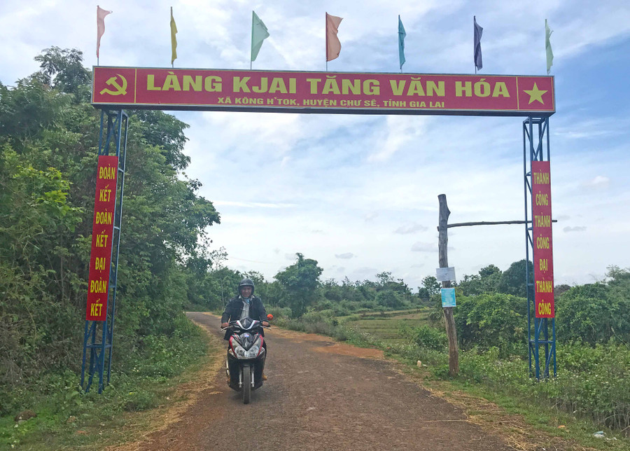 Đường vào làng Kjai Tăng (xã Kông Htok, huyện Chư Sê) đã được cứng hóa. Ảnh: Nguyễn Diệp