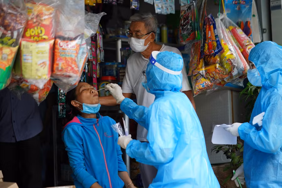 Lấy mẫu xét nghiệm tại khu vực nhà thờ Hội thánh truyền giáo Phục Hưng Q.Gò Vấp. ẢNH: ĐỘC LẬP