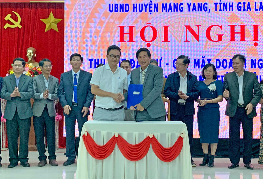 Chủ tịch UBND huyện Mang Yang ký biên bản ghi nhớ đầu tư với nhà đầu tư tại Hội nghị XTĐT huyện Mang Yang năm 2020