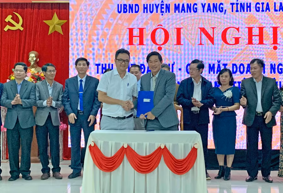 Chủ tịch UBND huyện Mang Yang ký biên bản ghi nhớ đầu tư với nhà đầu tư tại Hội nghị XTĐT huyện Mang Yang năm 2020