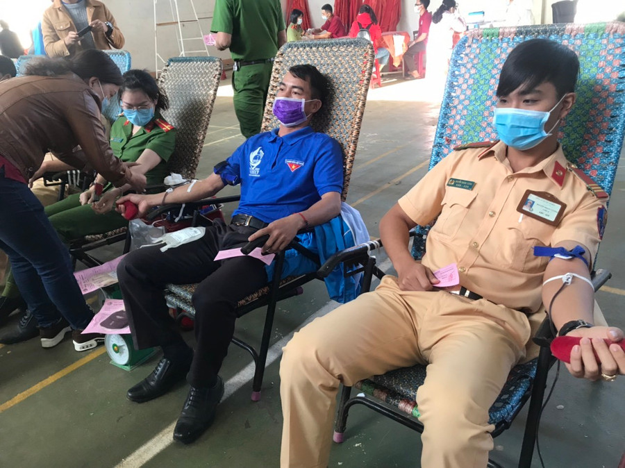 Đoàn viên, thanh niên lực lượng vũ trang tham gia hiến máu tình nguyện. Ảnh: Hồng Ngọc Phấn đấu tiếp nhận được ít nhất 4.500 đơn vị máu trong chiến dịch “Những giọt máu hồng-hè năm 2021”. Ảnh: Hồng Ngọc