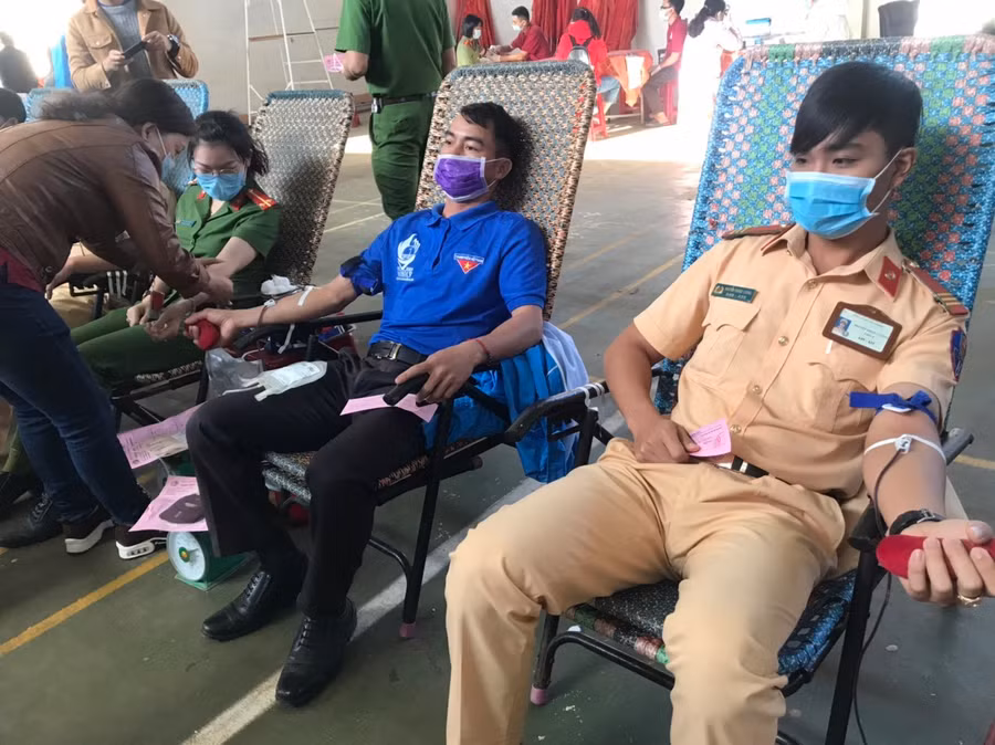 Đoàn viên, thanh niên lực lượng vũ trang tham gia hiến máu tình nguyện. Ảnh: Hồng Ngọc Phấn đấu tiếp nhận được ít nhất 4.500 đơn vị máu trong chiến dịch “Những giọt máu hồng-hè năm 2021”. Ảnh: Hồng Ngọc