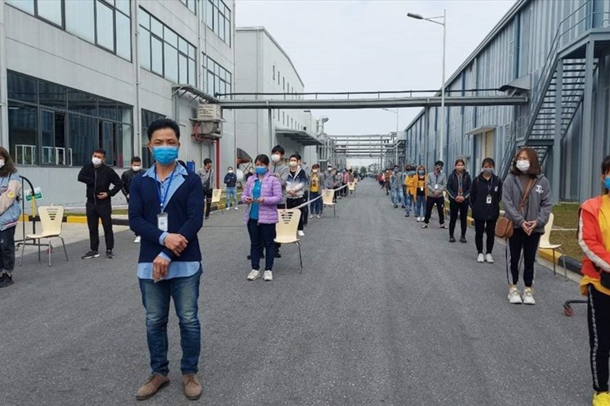 Công nhân ở Hải Dương chờ lấy mẫu xét nghiệm COVID-19 trong đợt dịch ở Hải Dương. Ảnh: Bộ Y tế Công nhân ở Hải Dương chờ lấy mẫu xét nghiệm COVID-19 trong đợt dịch ở Hải Dương. Ảnh: Bộ Y tế