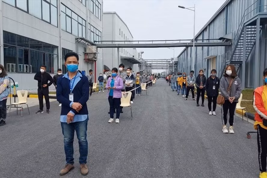 Công nhân ở Hải Dương chờ lấy mẫu xét nghiệm COVID-19 trong đợt dịch ở Hải Dương. Ảnh: Bộ Y tế