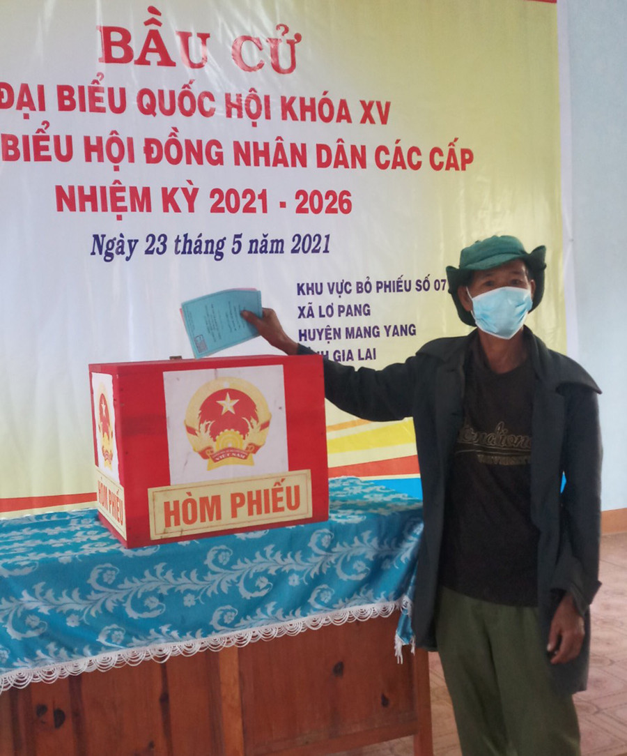 Cử tri Mlông, 76 tuổi làng Pờ Yầu, xã Lơ Pang, huyện Mang Yang đến bỏ phiếu từ sáng sớm. Ảnh: Phương Vi