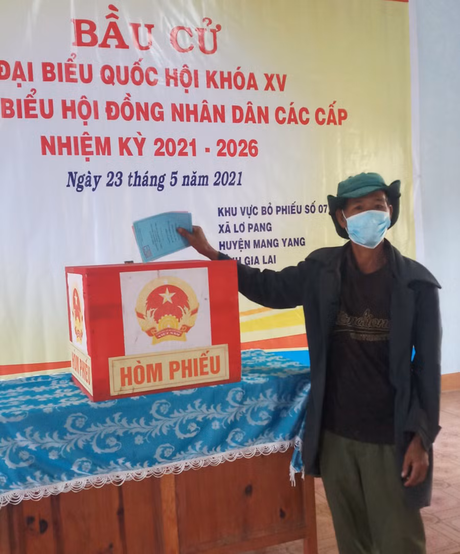 Cử tri Mlông, 76 tuổi làng Pờ Yầu, xã Lơ Pang, huyện Mang Yang đến bỏ phiếu từ sáng sớm. Ảnh: Phương Vi