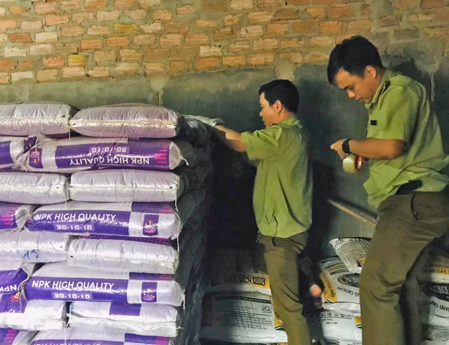 Lực lượng QLTT tiến hành lấy mẫu phân bón để kiểm định chất lượng. Ảnh: Vũ Thảo