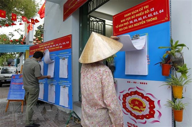 Cử tri phường 9, Quận 3, TP.HCM, kiểm tra danh sách tại khu vực bỏ phiếu số 53, đường Bà Huyện Thanh Quan. (Ảnh: Thanh Vũ/TTXVN) Cử tri phường 9, Quận 3, TP.HCM, kiểm tra danh sách tại khu vực bỏ phiếu số 53, đường Bà Huyện Thanh Quan. (Ảnh: Thanh Vũ/TTXVN)