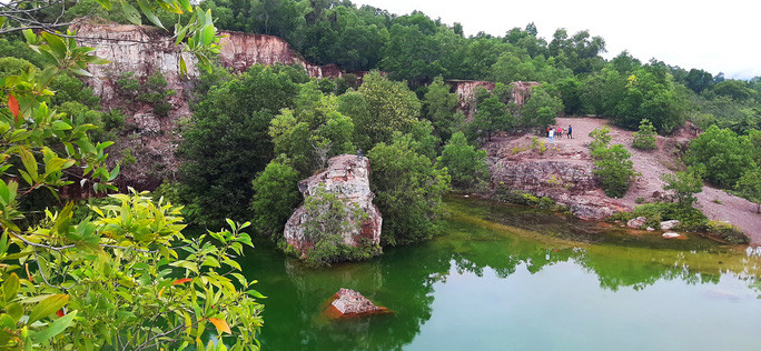 Là nơi thiên nhiên giao hòa cùng đất trời, thung lũng Tà Pạ lung linh, huyền ảo được rất nhiều du khách đến tham quan, vui chơi chụp hình kỷ niệm. 