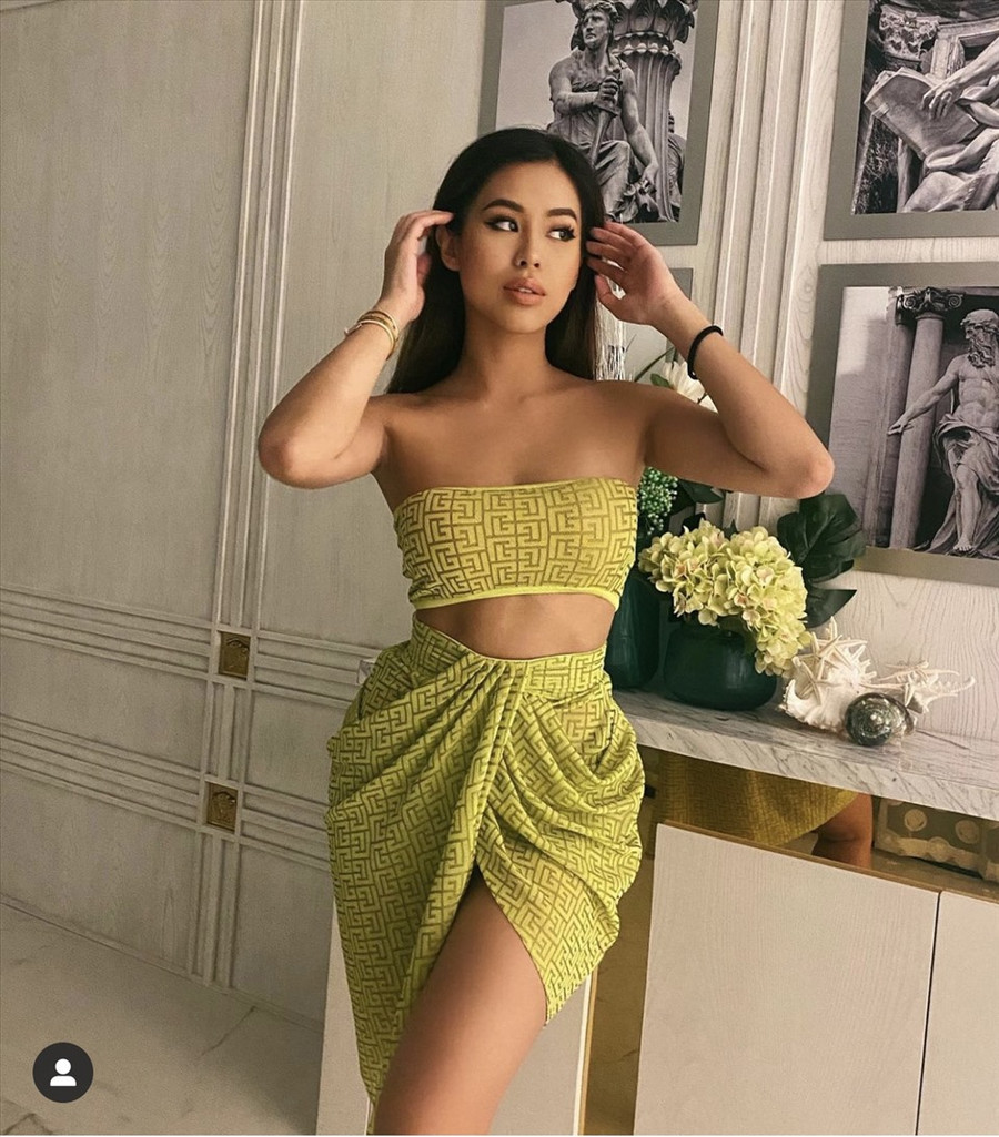 Những thiết kế xẻ xâu, cúp ngược giúp người đẹp khoe được vóc dáng săn chắc của mình.