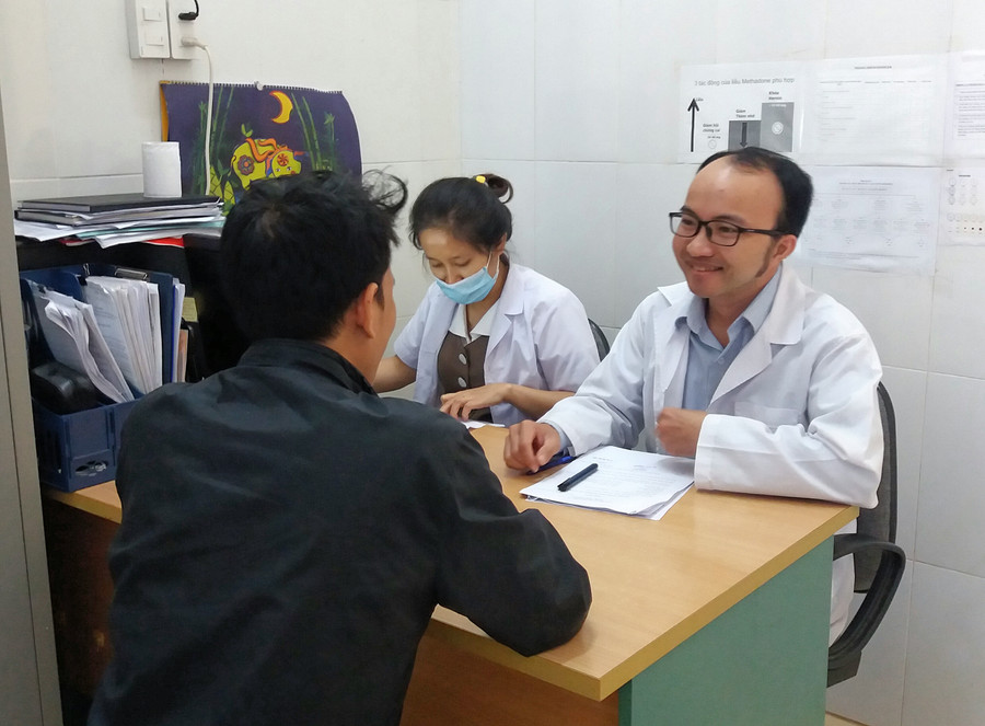 Tư vấn HIV/AIDS cho người dân tại Trung tâm Kiểm soát bệnh tật tỉnh. Ảnh: Như Nguyện