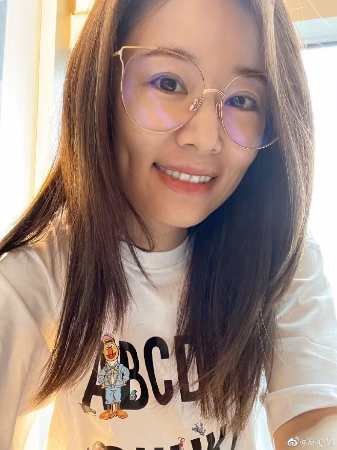 Lâm Tâm Như chia sẻ nhiều ảnh selfie trong khi ở nhà tránh dịch. ẢNH: WEIBO NV