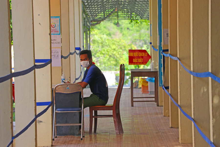 Tại khu cách ly tập trung thuộc Trung tâm Y tế huyện Kông Chro đang cách ly 18 trường hợp F1. Ảnh Ngọc Minh