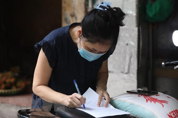 Người dân phố Nguyễn Khắc Cần khai báo y tế. (Ảnh: Minh Quyết/TTXVN) Người dân phố Nguyễn Khắc Cần khai báo y tế. (Ảnh: Minh Quyết/TTXVN)