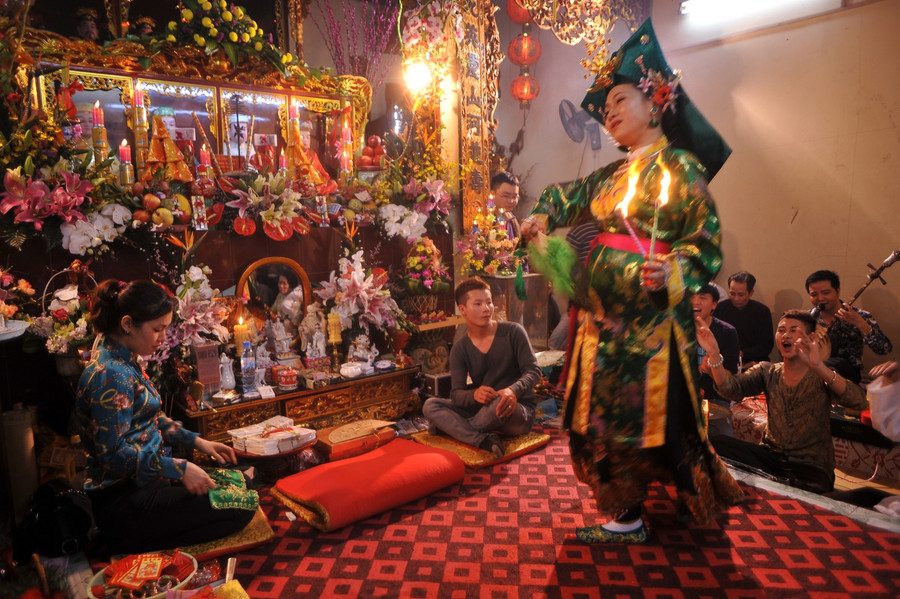 Cô đồng, hát văn, hầu dâng là “mối tình” tay ba không thể tách rời trên chiếu đồng