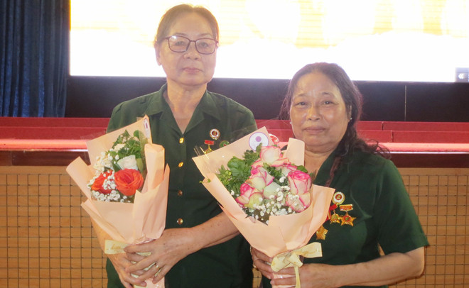 "Kiện tướng" vác hàng Tuyết Thu (bên phải) cùng đồng đội hạnh ngộ tại Tp. Hồ Chí Minh.