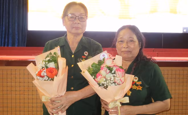 "Kiện tướng" vác hàng Tuyết Thu (bên phải) cùng đồng đội hạnh ngộ tại Tp. Hồ Chí Minh.