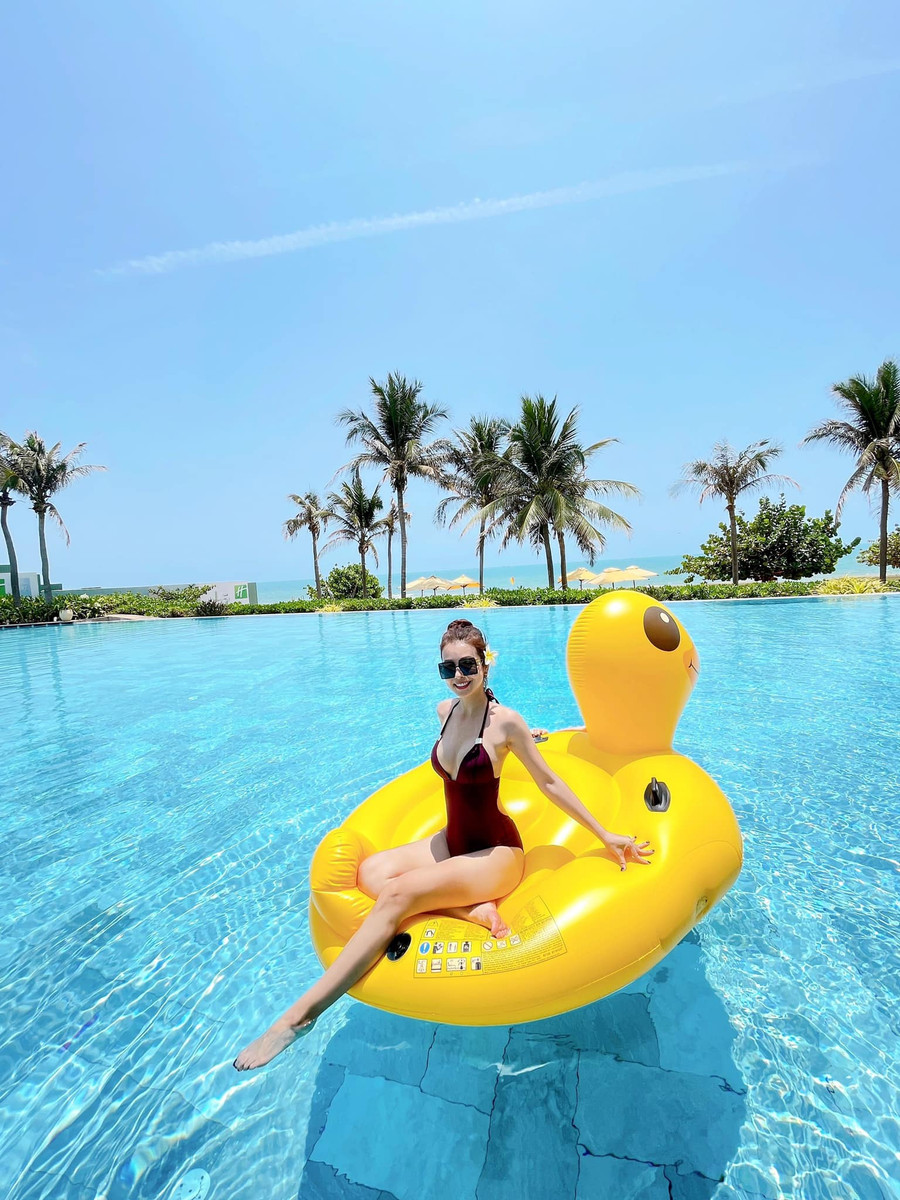 Mỹ nhân sinh năm 1985 thường xuyên đăng tải loạt ảnh diện áo tắm khoe dáng trên trang cá nhân. ẢNH: FBNV