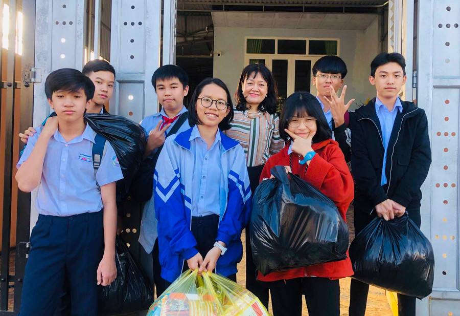 Em Trần Lê Uyển Nhi (hàng trước, thứ 2 từ trái qua) trong một hoạt động trải nghiệm tặng quà cho thiếu nhi khó khăn. Ảnh T.B