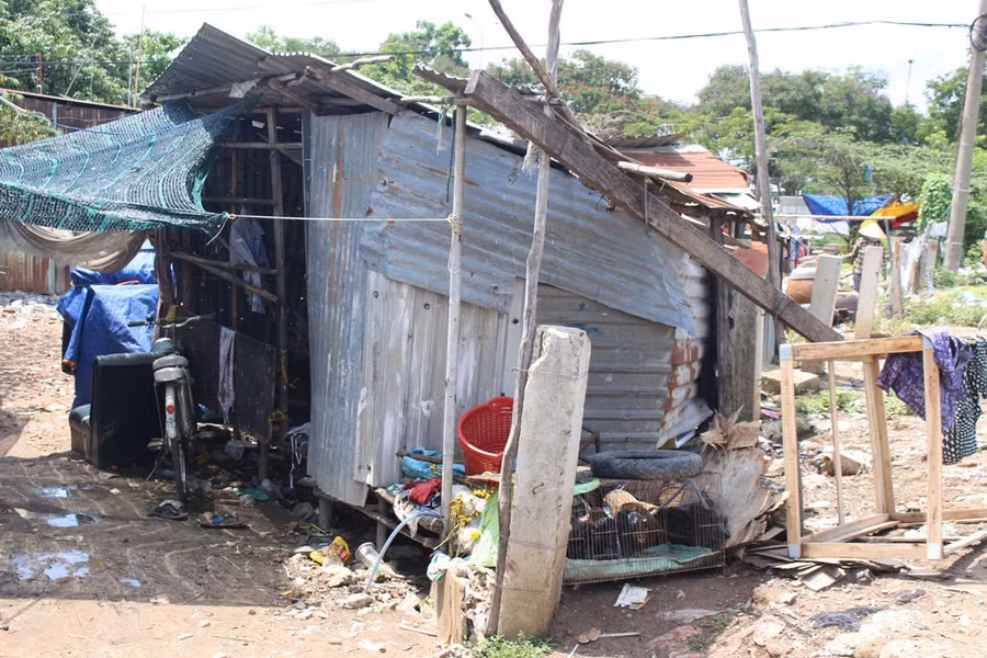 Túp lều tồi tàn, nơi sinh sống của cư dân xóm ốc