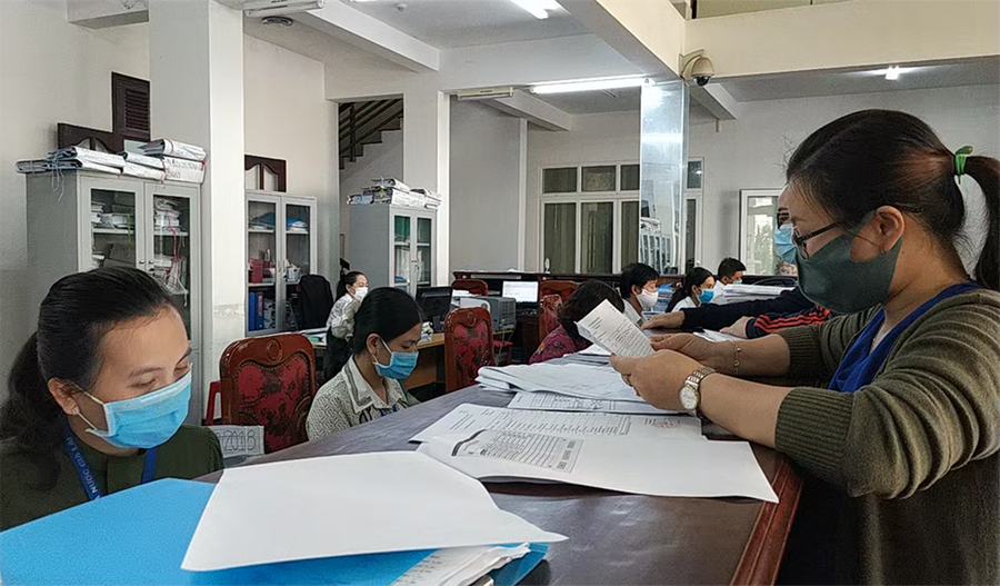 Giao dịch viên và khách hàng phải tuân thủ các quy định về phòng-chống dịch Covid-19. Ảnh: Sơn Ca