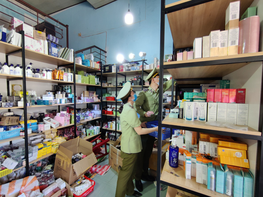 Lực lượng quản lý thị trường kiểm tra kho mỹ phẩm, thực phẩm chức năng - ẢNH: VĂN TIẾN Lực lượng quản lý thị trường kiểm tra kho mỹ phẩm, thực phẩm chức năng - ẢNH: VĂN TIẾN