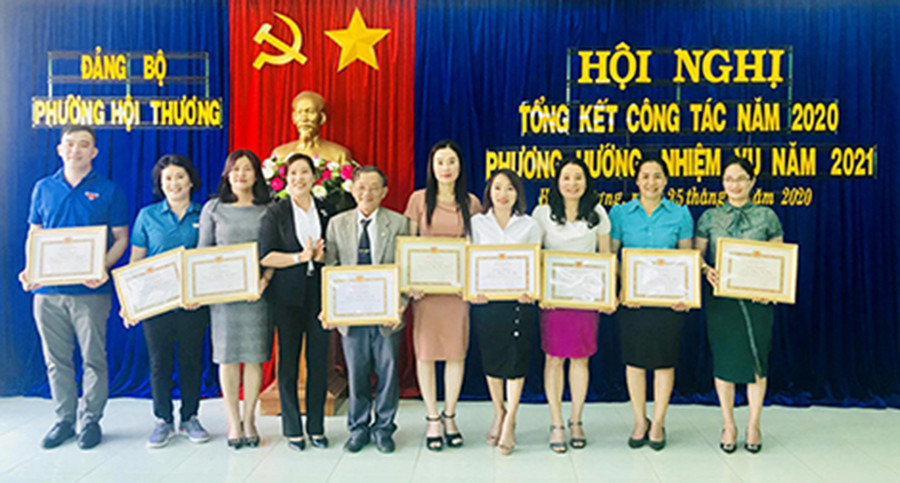 Đảng bộ phường Hội Thương (TP. Pleiku) khen thưởng các tập thể có thành tích trong công tác xây dựng Đảng năm 2020. Ảnh: Thanh Nhật  Đảng bộ phường Hội Thương (TP. Pleiku) khen thưởng các tập thể có thành tích trong công tác xây dựng Đảng năm 2020. Ảnh: Thanh Nhật