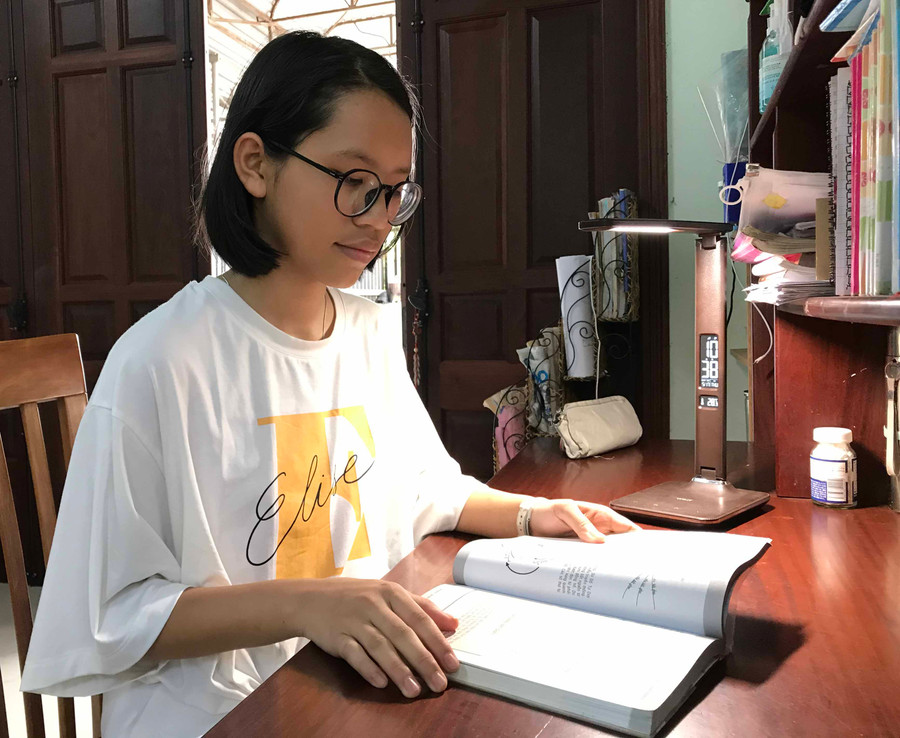 Em Trần Lê Uyển Nhi thường xuyên đọc nhiều sách, tài liệu để nâng cao kiến thức. Ảnh: Thủy Bình