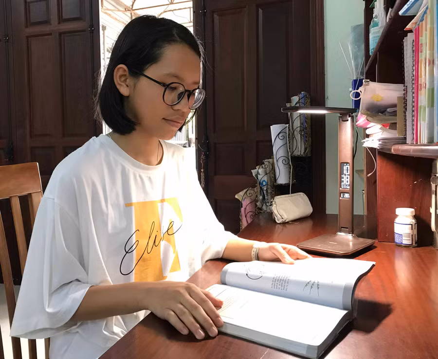 Em Trần Lê Uyển Nhi thường xuyên đọc nhiều sách, tài liệu để nâng cao kiến thức. Ảnh: Thủy Bình
