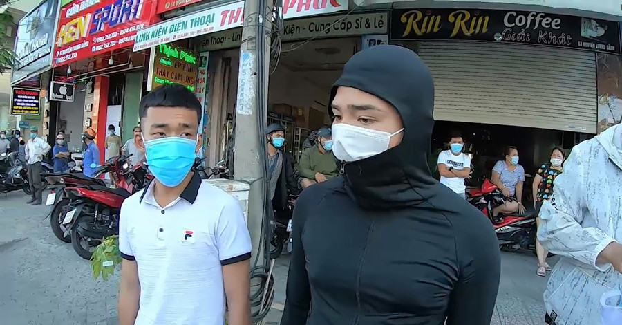 Hai đối tượng "đập đá" bị bắt giữ khi bỏ chạy - ẢNH: QUỐC BÌNH  Hai đối tượng