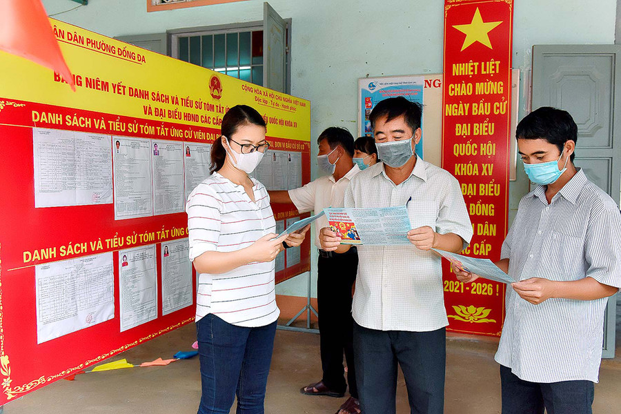 Cử tri phấn khởi hướng về ngày bầu cử. Ảnh: Đức Thụy